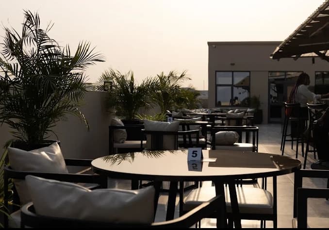 The Pinnacle Apartments, Bar and Lounge - Image 3