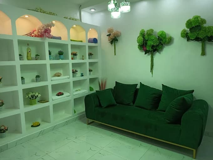 LIZ CLEMENT SALOON - Image 2