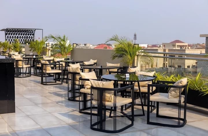 The Pinnacle Apartments, Bar and Lounge - Image 4