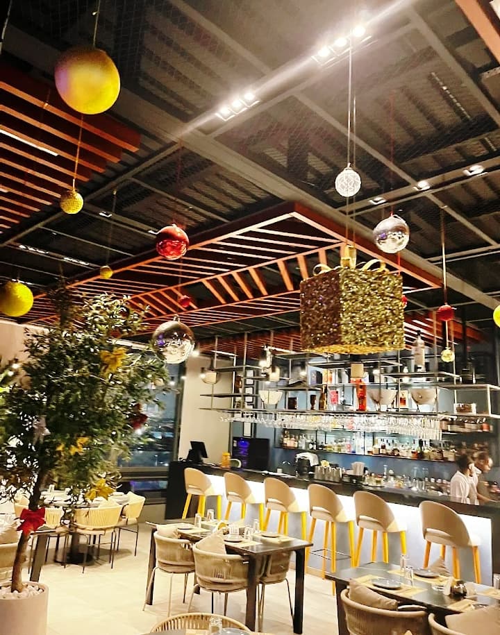 Quattro Lounge & Bar