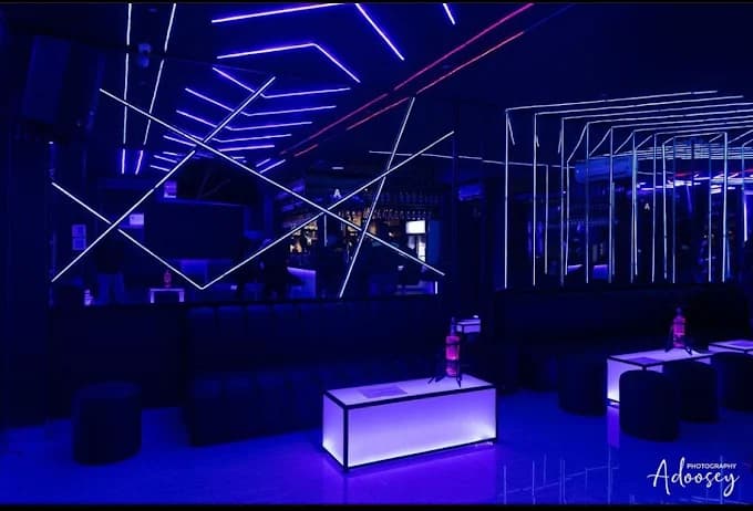 Glass Lounge - Image 4