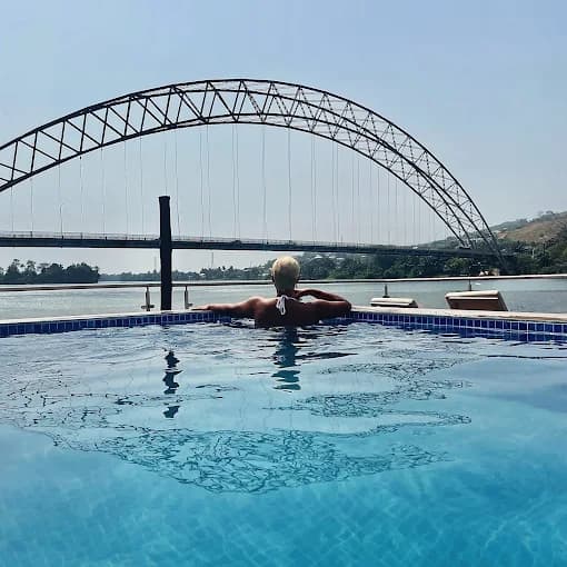 Pool + Ocean view = A perfect in between
