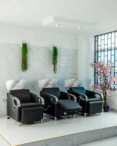 LIZ CLEMENT SALOON - Image 4