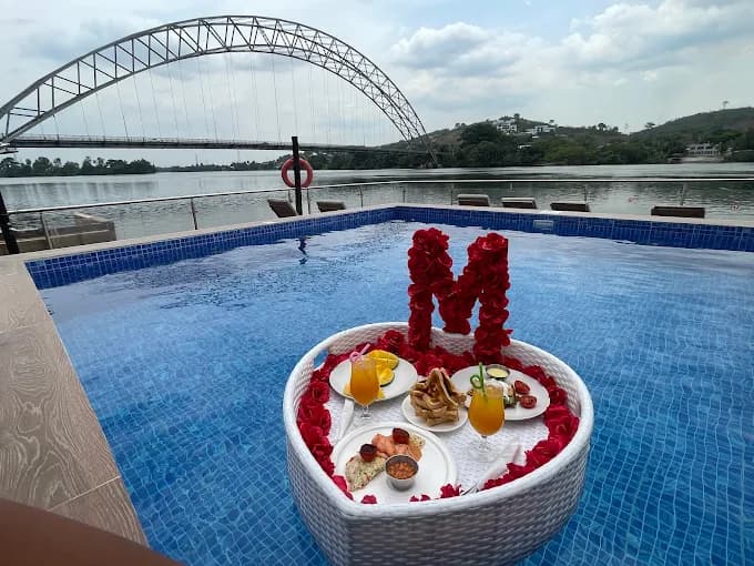 Breakfast in the pool? Yes please