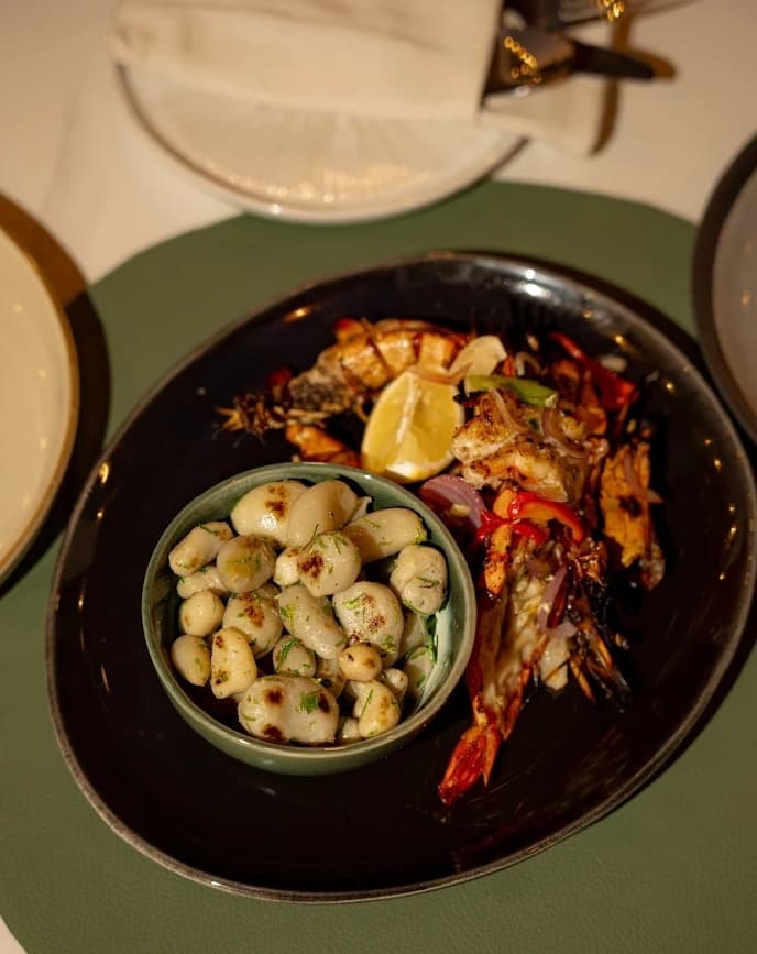 The Pinnacle Apartments, Bar and Lounge