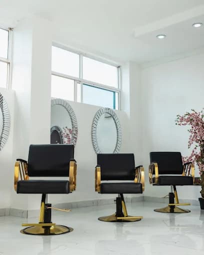 LIZ CLEMENT SALOON - Image 3