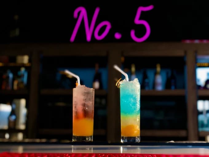 No 5 Bar & Restaurant - Image 2